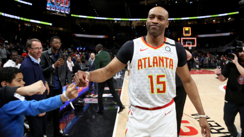 El guardia de los Atlanta Hawks, Vince Carter (15) golpea a los fanáticos después de una derrota en tiempo extra ante los New York Knicks en el State Farm Arena, el 11 de marzo de 2020.