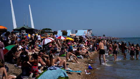 Ciudadanos coparon las playas públicas como la de Southend Sea en Reino Unido, el 24 de junio. 