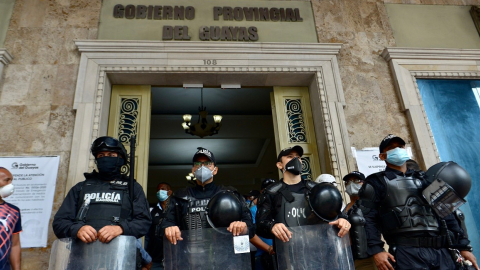 Edificio de la Prefectura del Guayas, con resguardo policial, el 19 de junio de 2019. 