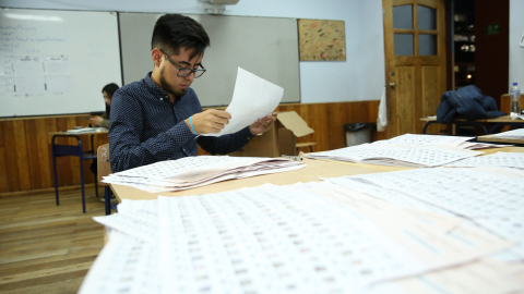 Un miembro de una junta receptora del voto, durante el escrutinio de las elecciones seccionales, el 24 de marzo de 2019.