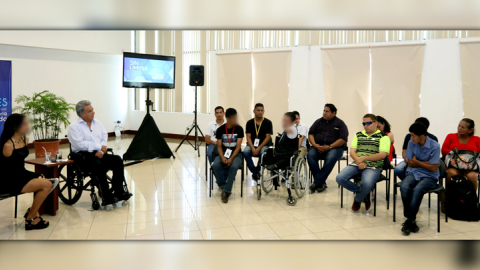 El presidente Lenín Moreno, en una reunión con personas con discapacidad, el 13 de agosto de 2018.