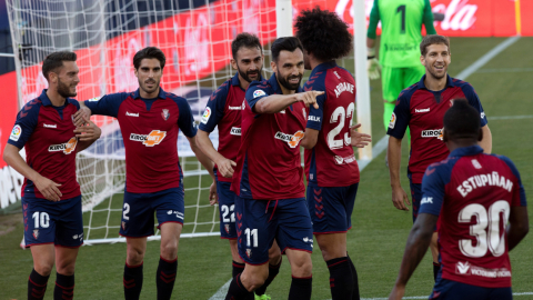 Los futbolistas de Osasuna festejan el primer gol marcado por Gallego, el sábado 27 de junio.