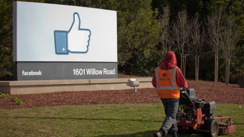 Una imagen del 31 de enero de 2012 muestra el ingreso a la sede de Facebook, en Menlo Park (California, Estados Unidos).