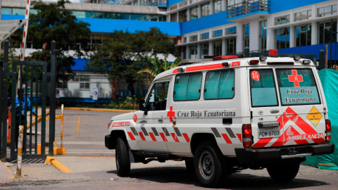 Una ambulancia ingresa al área de emergencia del hospital Carlos Andrade Marín, en Quito, el 29 de junio de 2020.