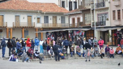 Una grupo de comerciantes sentados en la explanada de la plaza de San Francisco, en el Centro Histórico de Cuenca, el 1 de junio de 2020.