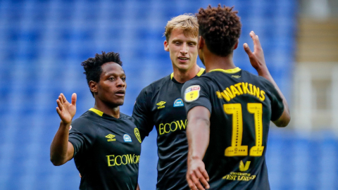 Joel Valencia celebra junto a sus compañeros del Brentford FC el gol que anotó, este martes 30 de junio.