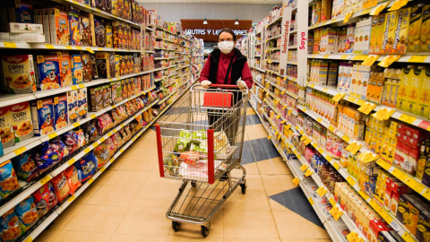 Una mujer recorre un supermercado en Quito, el 30 de abril de 2020. 