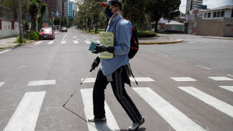 Un hombre con discapacidad transitaba el jueves 28 de mayo en una calle de Quito (Ecuador).