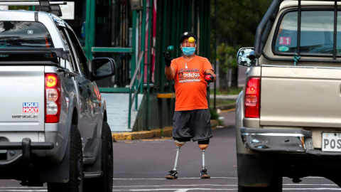 Un hombre con discapacidad hacía malabares a cambio de monedas el jueves 28 de mayo en una calle de Quito (Ecuador). 