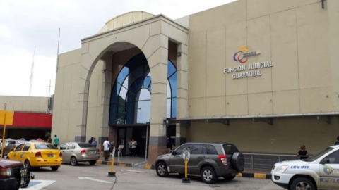 Fachada de la unidad judicial Albán Borja, norte de Guayaquil, del 2 de julio de 2020, donde este 10 de febrero  de 2023 se realizó la audiencia del caso Danubio.