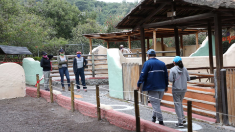 Personas visitan el zoológico de Guayllabamba, el 2 de julio de 2020.