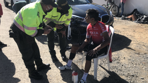 Nairo Quintana es atendido por la Policía de Colombia, después de sufrir un accidente, mientras se preparaba para el Tour de Francia.