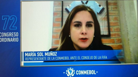 La ecuatoriana Sol Muñoz dando lectura al informe de los representantes de Conmebol ante el Consejo de FIFA, el 2 de abril vía telemática.