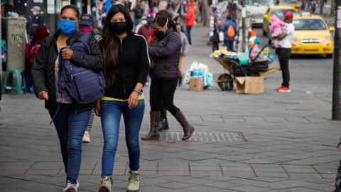 Dos mujeres caminan en el sector del Mercado de la Ofelia, en el norte de Quito, el 3 de julio de 2020.