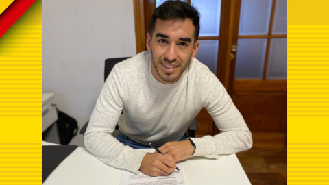 Lisandro Azulgaray firmando su contrato como nuevo jugador de Aucas, el domingo 5 de julio de 2020.