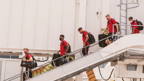 Los jugadores del Atlanta United bajan del avión que los trasladó a Orlando para jugar el torneo de la MLS, el sábado 4 de julio.