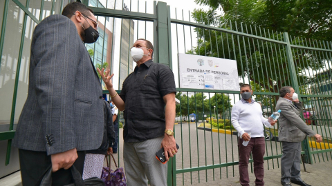 Luigi Garcia, abogado de Daniel Salcedo, en la entrada del hospital Abel Gilbert en Guayaquil, el 3 de julio de 2020.