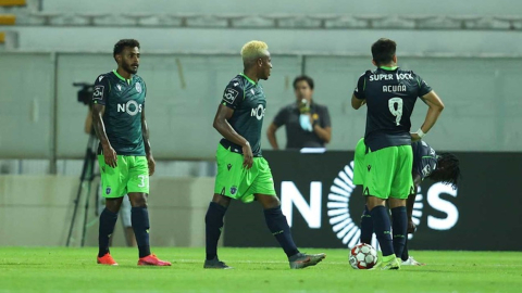 Los jugadores del Sporting durante el partido del lunes 6 de julio frente a Moreirense.