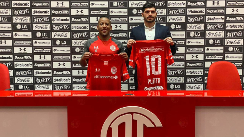 Joao Plata, junto a su representante, en el estadio de Toluca, el miércoles 8 de julio de 2020.