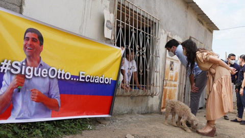 El exvicepresidente Otto Sonnenholzner junto a su esposa, Claudia Salem, en una visita a Monte Sinaí, el 4 de julio.