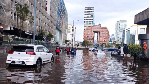 Acumulación de agua por la lluvia, en el sector de la Plataforma Gubernamental norte, Quito, la tarde del 7 de julio de 2020.