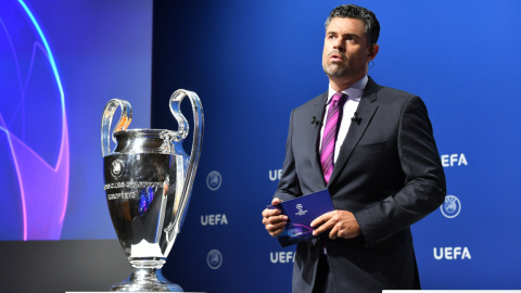 El presentador del sorteo, Pedro Sánchez, durante el sorteo de la fase final de la Champions, celebrada el viernes 10 de julio, en Nyon.