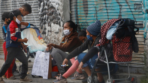 Personas en situación de mendicidad piden ayuda en el norte de Quito, el 2 de julio de 2020.