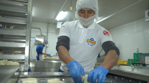 Un trabajador de la empresa La Holandesa, en la planta en Puembo, en junio de 2020. 