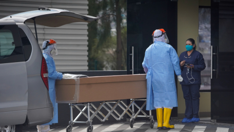 Personal sanitario del hospital del IESS Quito Sur en la entrada principal de la casa de salud, el 9 de julio de 2020.