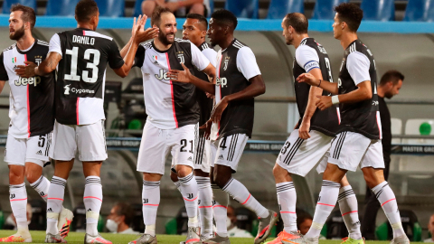 Gonzalo Higuaín celebra con sus compañeros el 2-0 durante el partido frente al Sassuolo, este miércoles 15 de julio.