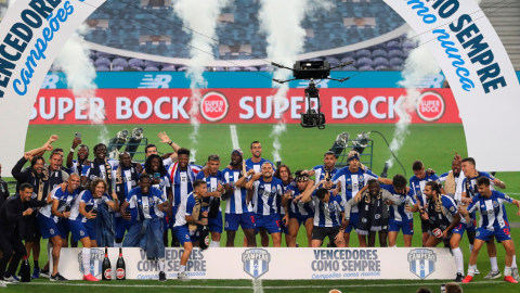 Los jugadores del Porto de Portugal celebran el título a falta de dos fechas.