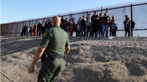 Un grupo de inmigrantes tratando de cruzar la frontera entre México y Estados Unidos, en marzo de 2019.