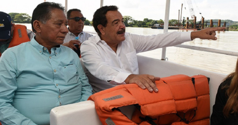 El exalcalde de Daule, Pedro Salazar, junto a Jaime Nebot cuando recorrieron los trabajos del nuevo puente, en 2019. 