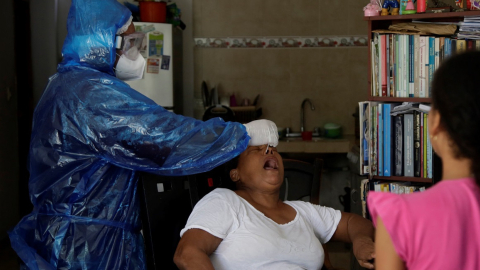 Una trabajadora de la salud realiza una prueba PCR a una persona en Cartagena, Colombia, el 15 de julio.