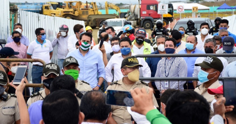 El ministro de Transporte, Gabriel Martínez, visitó la construcción del hospital de Pedernales, el 9 de junio.