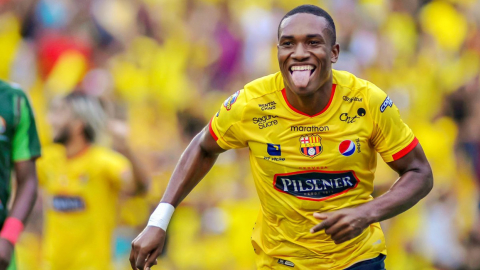 El jugador Ángelo Quiñónez celebrando un gol con la camiseta de Barcelona.