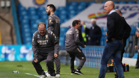 Marcelo Bielsa festeja una victoria de su equipo frente a Barnsley, el 16 de julio de 2020, en Leeds.