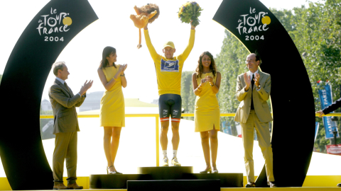 Lance Armstrong durante la premiación como campeón del Tour de Francia 2004, el sexto título del estadounidense en la ronda gala.