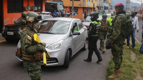 Militares controlan el tránsito este 17 de julio de 2020 en los lugares con mayores aglomeraciones en Quito frente al aumento de casos de coronavirus.