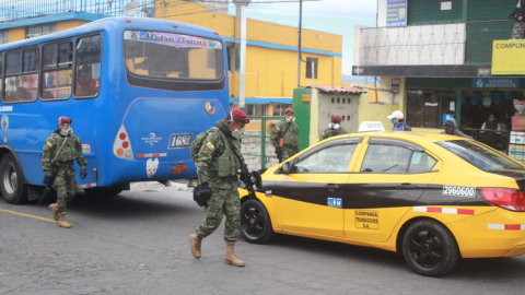 Militares controlan el tránsito este 17 de julio de 2020 en los lugares con mayores aglomeraciones en Quito frente al aumento de casos de coronavirus.