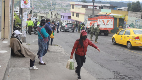 Militares realizan un operativo para evitar las aglomeraciones en el sur de Quito, el 17 de julio de 2020.