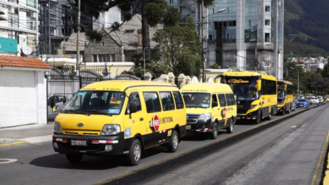 Furgonetas del transporte escolar en una caravana que rechaza la revisión vehicular en Quito, el 20 de julio de 2020.