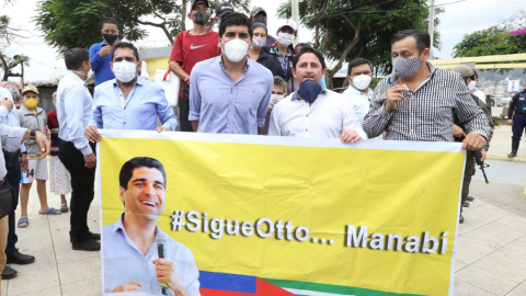 El entonces vicepresidente Otto Sonnenholzner, el 24 de junio de 2020, con la directiva del movimiento ciudadano #SigueOtto en Portoviejo.