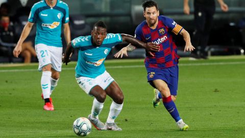 Pervis Estupiñán defiende la pelota ante Lionel Messi, en el partido del Osasuna ante el FC Barcelona, el 16 de julio de 2020.