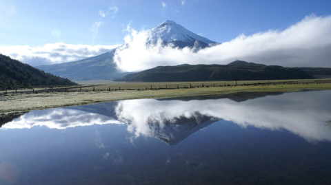 El volcán Cotopaxi visto desde la laguna de Limpiopungo.