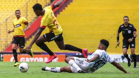 Jean Montaño de Barcelona llevándose el balón por encima de su rival de Guayaquil City, jugada de este miércoles 22 de julio.