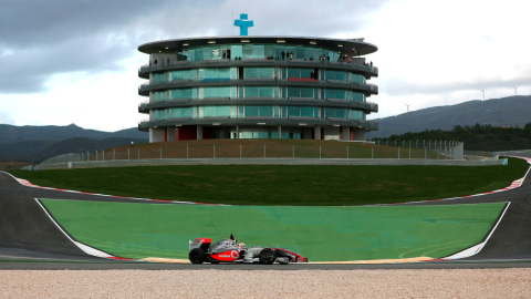 El auto de Lewis Hamilton durante el circuito de Portimao, en 2009.