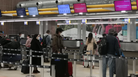 Personas en el mostrador de Latam en el Aeropuerto Internacional Mariscal Sucre, en Quito, el 15 de junio de 2020. 