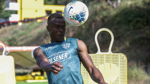 José Angulo, durante un entrenamiento con Barcelona, en Guayaquil, el 18 de julio de 2020.