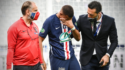 El jugador Kylian Mbappe del PSG se lesionó en la final de la Copa de Francia, este viernes 24 de julio.